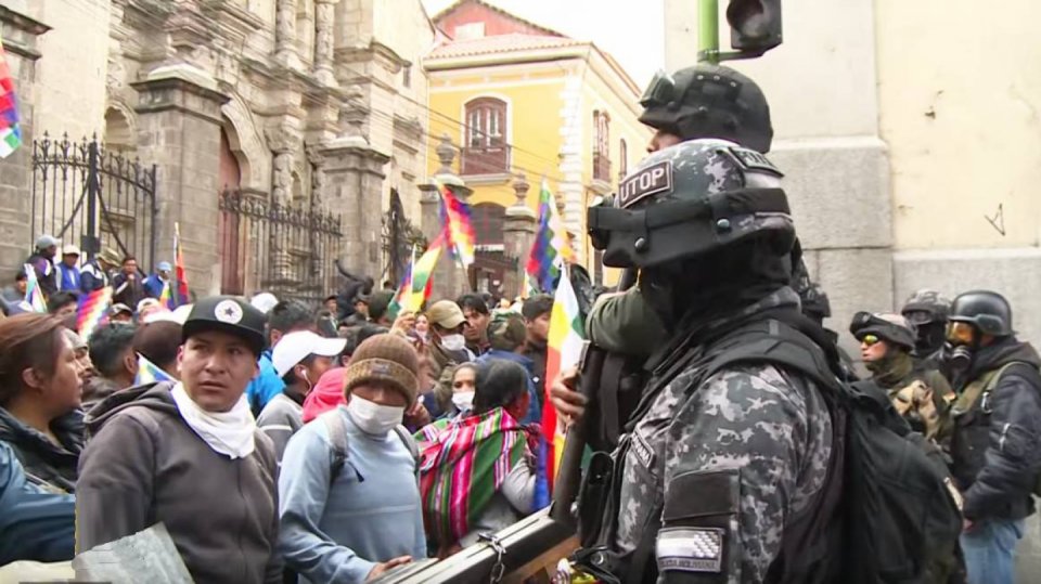 domorodí obyvatelé Bolívie versus policie